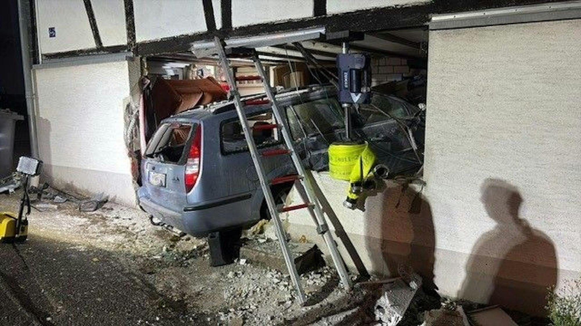 Schwerer Unfall in Kürten-Dürscheid: Ein Ford durchbrach eine Hauswand und verursachte erheblichen Sachschaden.
