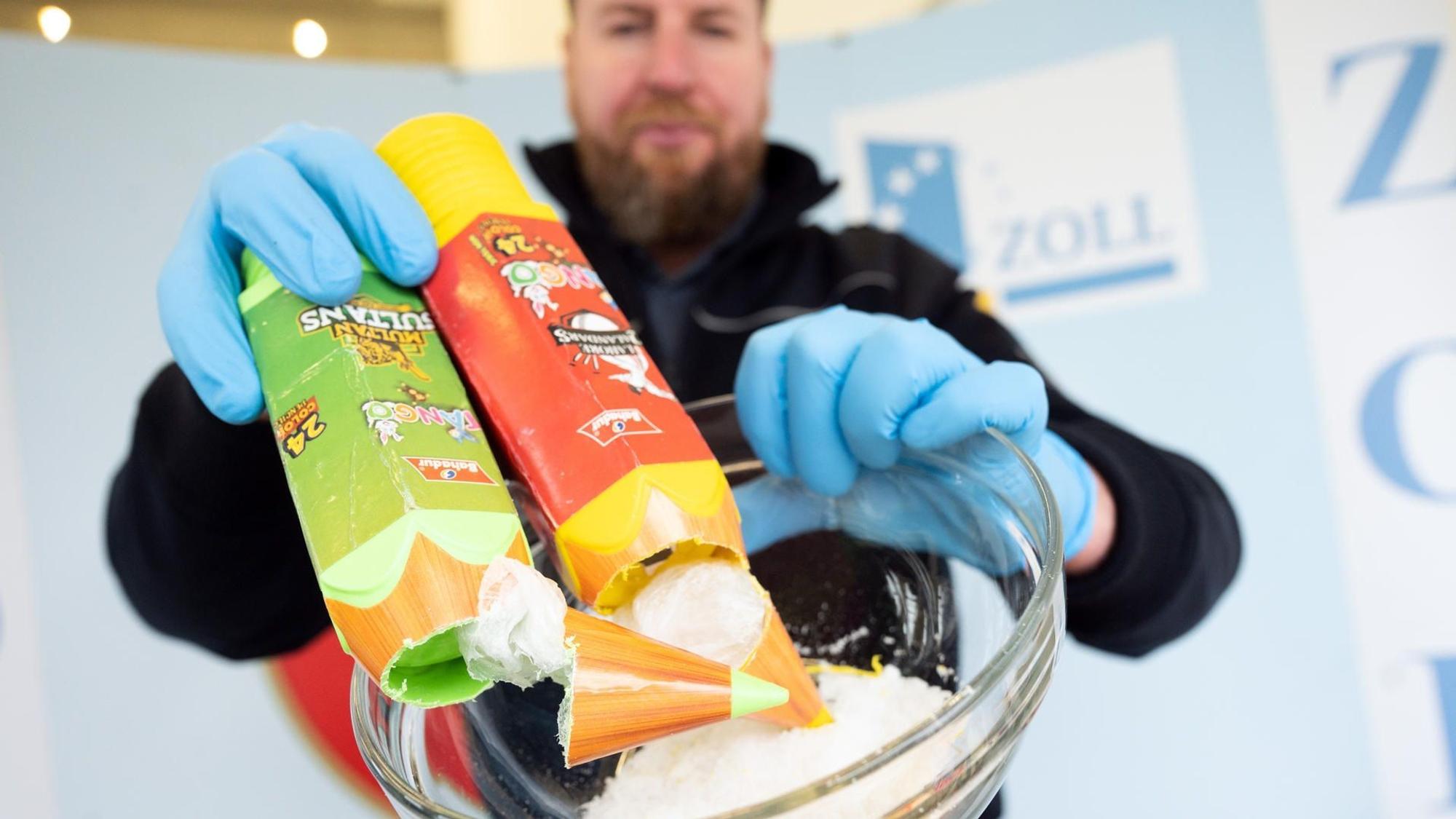 Jens Ahland, Zollsprecher, hält sichergestelltes Crystal Meth in die Kamera, das in der hohlen Spitze einer Buntstiftverpackung versteckt waren . Der Zoll hat allein im November 2021 etwa 600 Kilogramm Drogen am Flughafen Köln/Bonn sichergestellt. +++ dpa-Bildfunk +++
