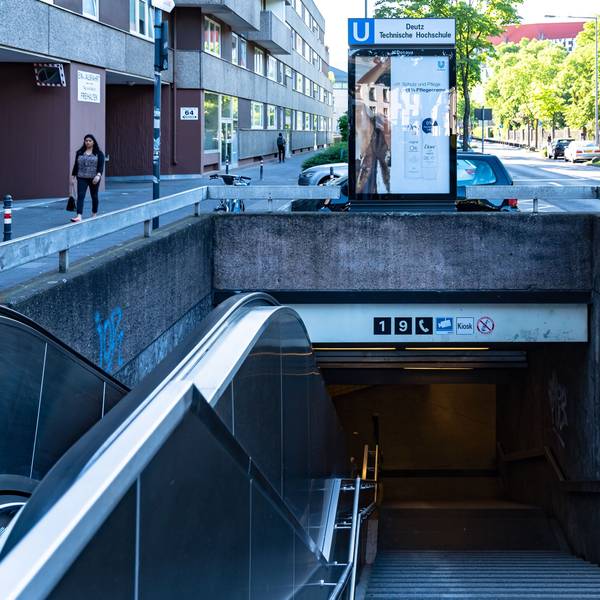 Am Treppeneingang einer KVB-Haltestelle (das Symbolbild zeigt die Station Deutz / Technische Hochschule) ereignete sich der mutmaßliche Raub.