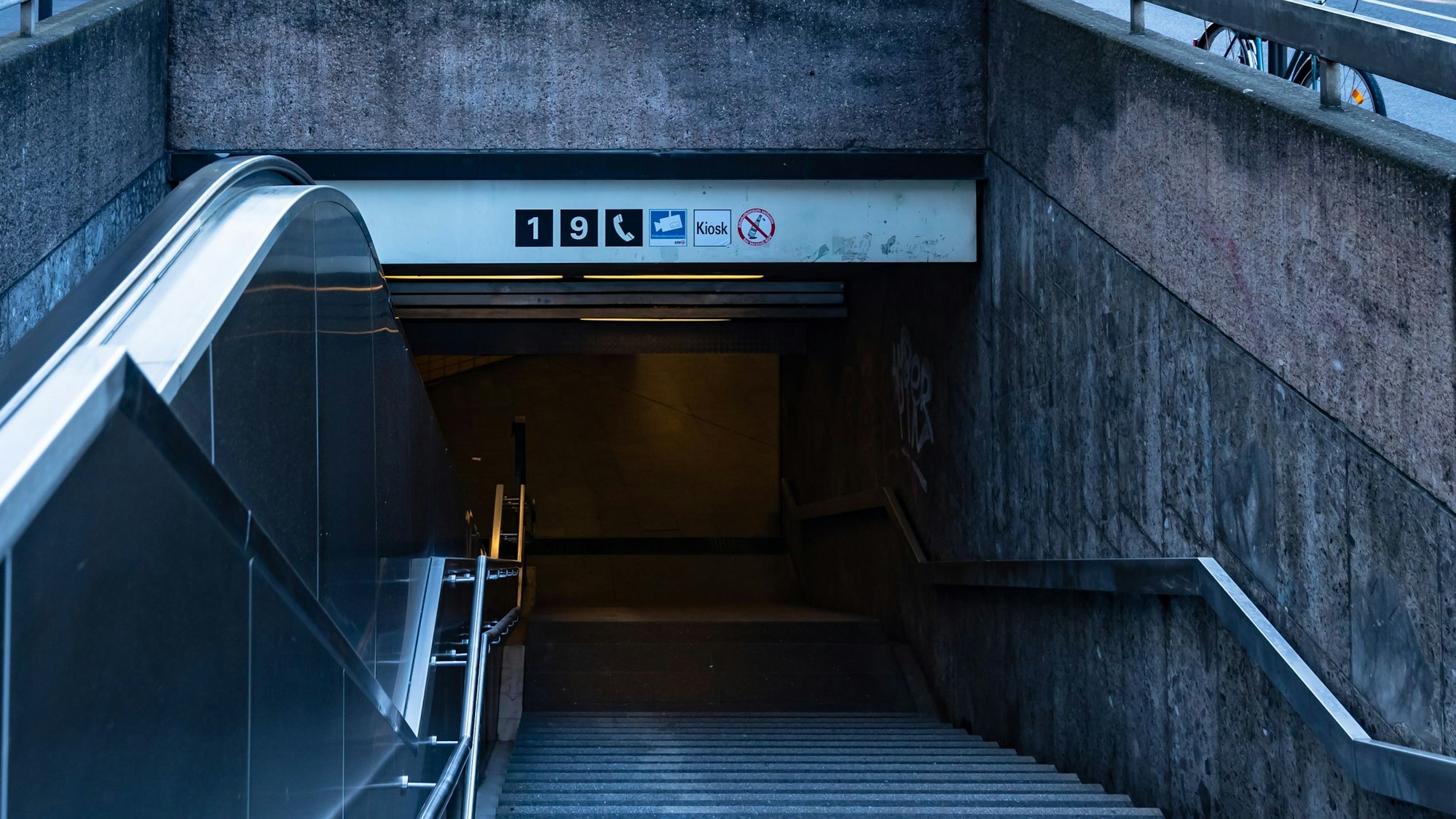 Am Treppeneingang einer KVB-Haltestelle (das Symbolbild zeigt die Station Deutz / Technische Hochschule) ereignete sich der mutmaßliche Raub.