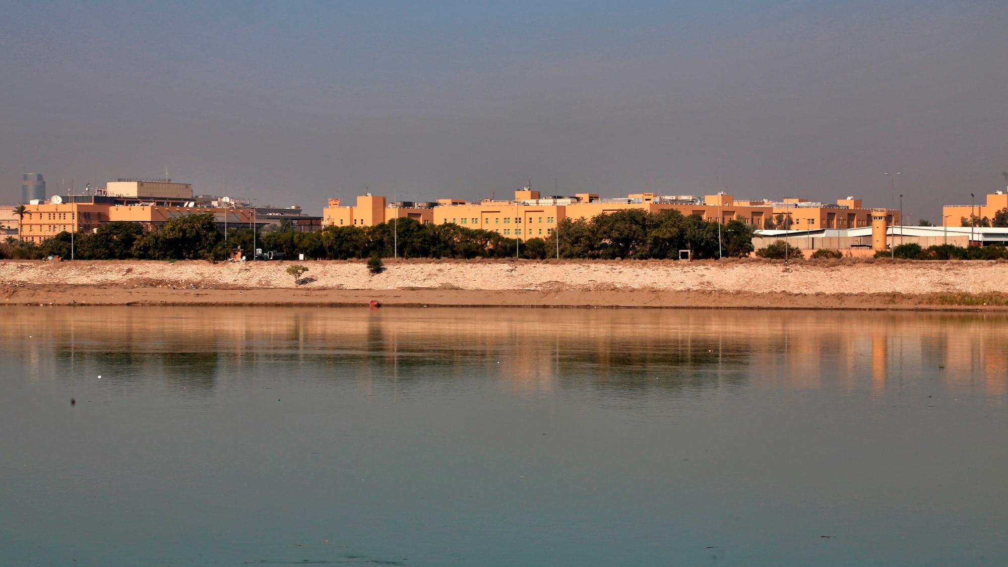 ARCHIV - 03.01.2020, Irak, Bagdad: Die Botschaft der Vereinigten Staaten spiegelt sich im Wasser des Tigris. (zu dpa: «Konflikt mit Iran? USA reduzieren Botschaftspersonal im Irak») Foto: Khalid Mohammed/AP/dpa +++ dpa-Bildfunk +++