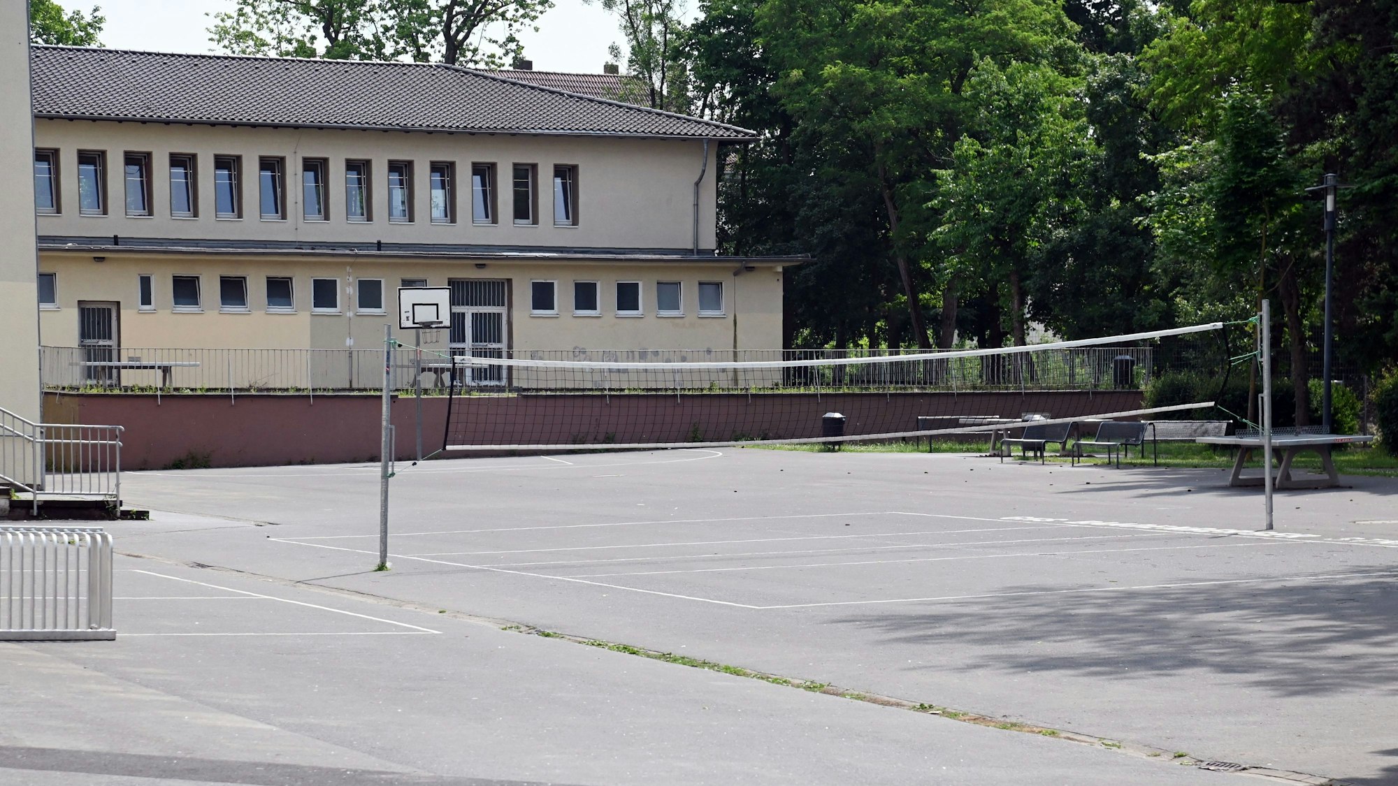 Der verlassene Schulhof der der GGS Nesselrodestraße. Hier wünschen sich Lehrer, Eltern und Schüler dringend die Wiederöffnung an den Nachmittagen.