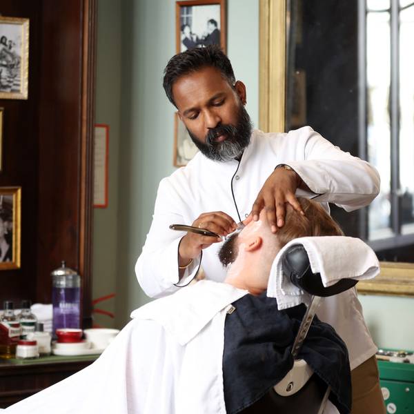 Santos Subramaniam bedient einen Kunden im Barbershop Cologne