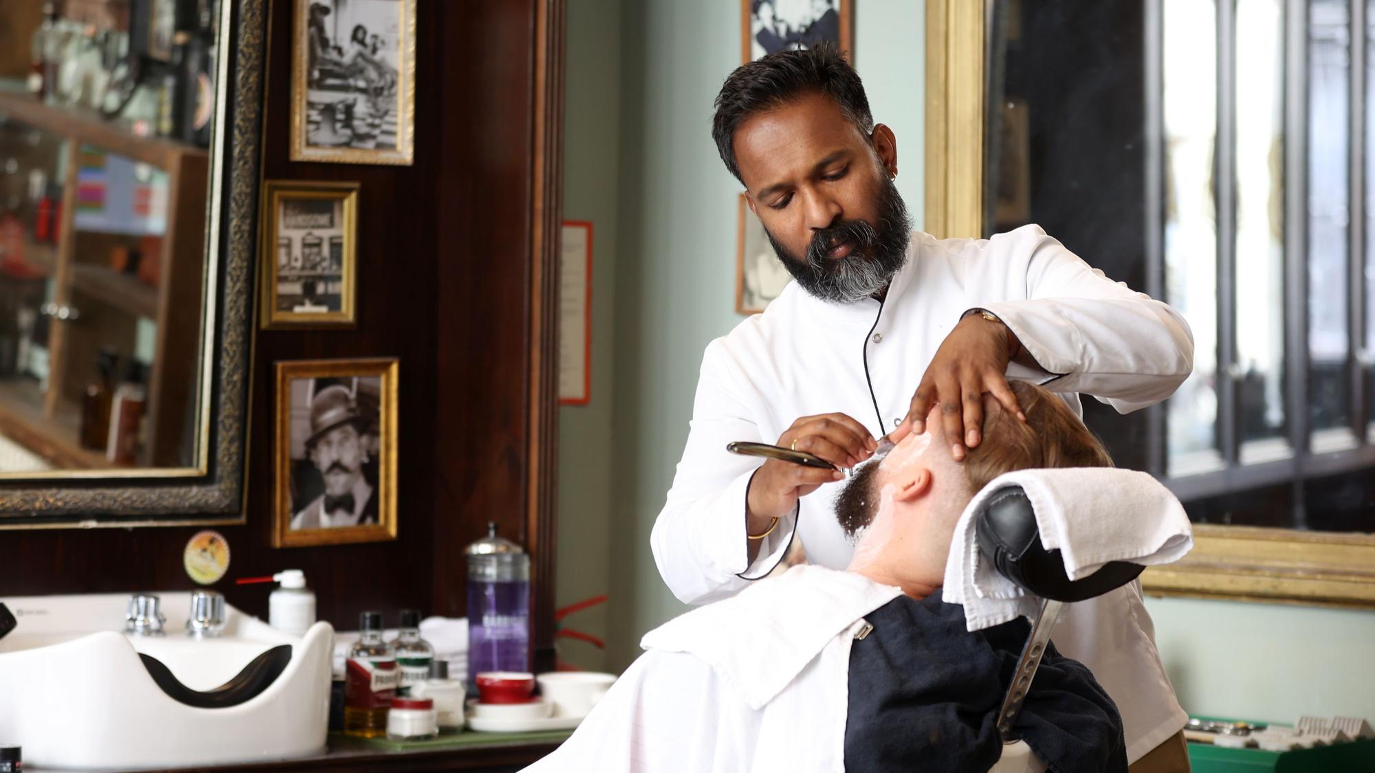 Santos Subramaniam bedient einen Kunden im Barbershop Cologne
