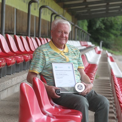 Unlängst wurde der Hennefer Norbert Maibaum für seine Verdienste mit der DFB-Ehrenamtsurkunde, verbunden mit einer Armbanduhr, ausgezeichnet.