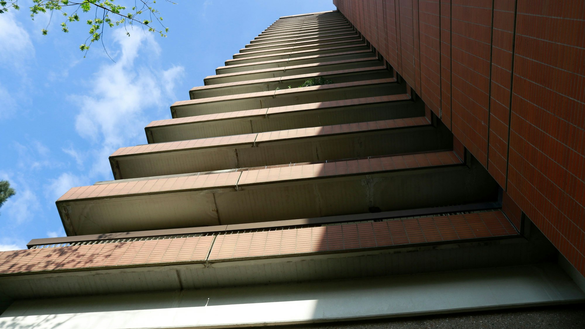 12.04.2024, Köln: Der Wohnpark Bayenthal soll in den nächsten Jahren saniert werden. Das Projekt soll juristisch als sogenannte Innenverdichtung durchgeführt werden. Die Mieter befürchten dadurch eine Verschlechterung ihrer Wohnsituation. Foto: Arton Krasniqi