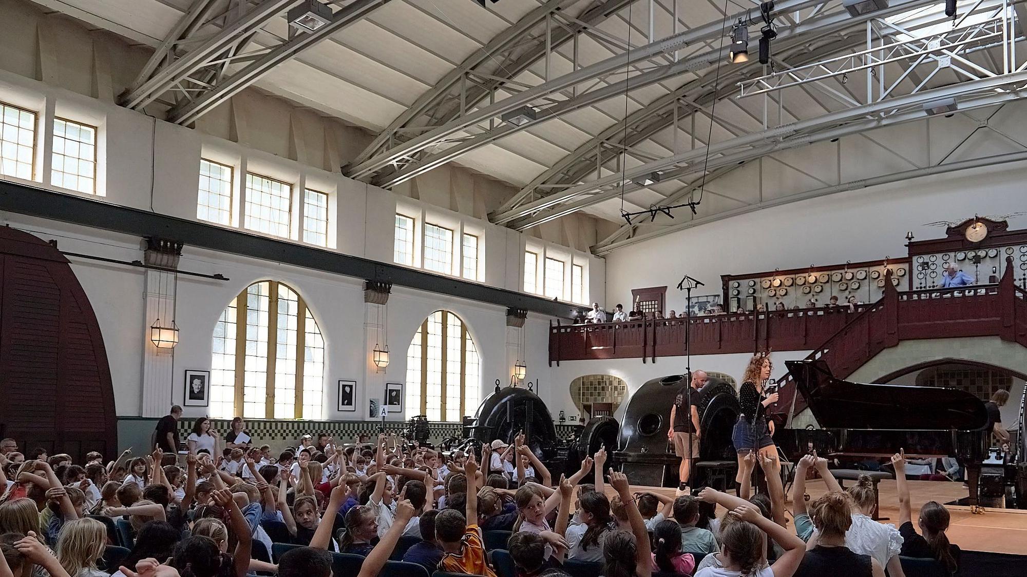 Rund 550 Kinder sitzen im Konzertsaal und schauen auf das, was auf der Bühne geschieht.