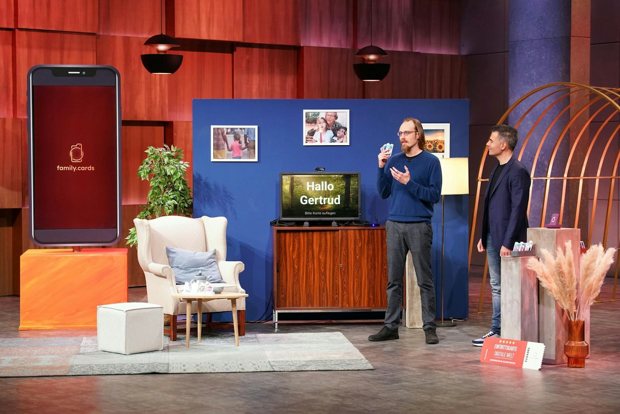 Mit der Schrift auf dem Bildschirm „Hallo Gertrud“ fühlt sich Maschmeyer an seine Mutter erinnert. (Bild: RTL / Bernd-Michael Maurer)