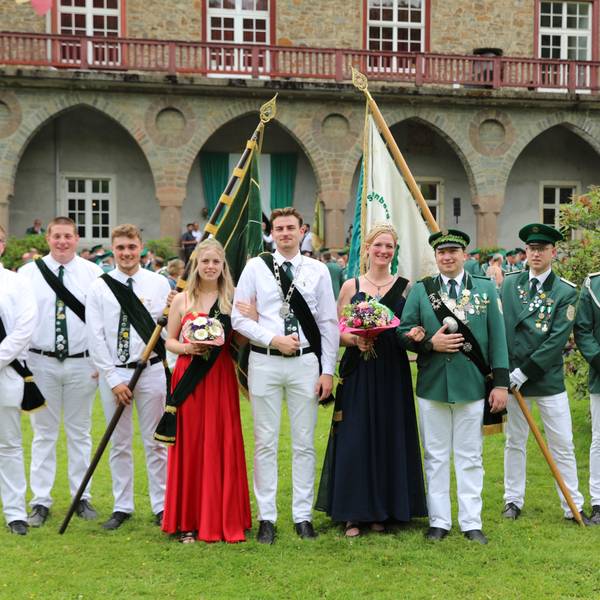 Das Foto zeigt die Krönung mit den neuen Majestäten der Gimborner Schützen.