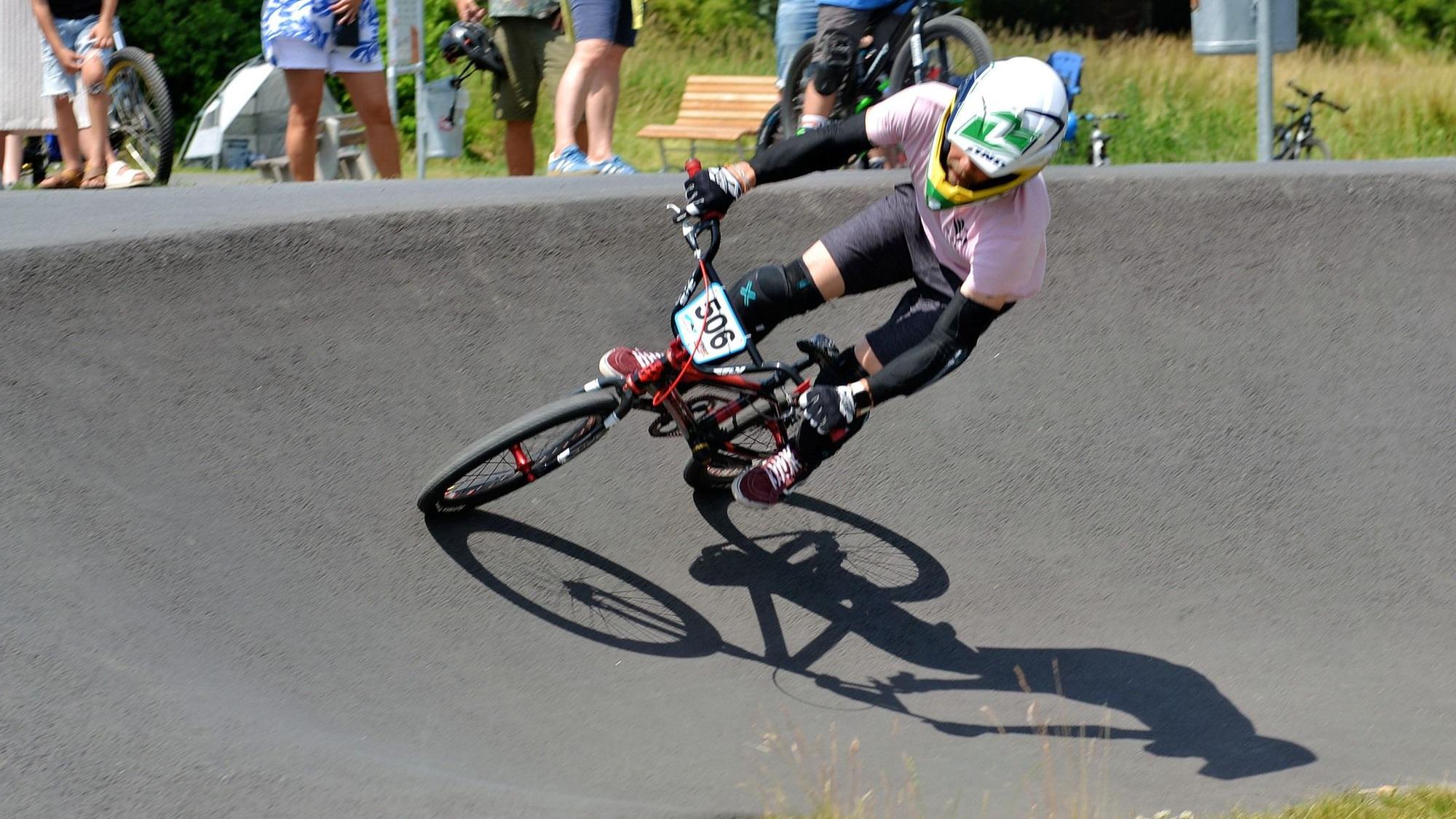Ein Fahrradfahrer fährt auf dem Pumptrack in Weilerswist.