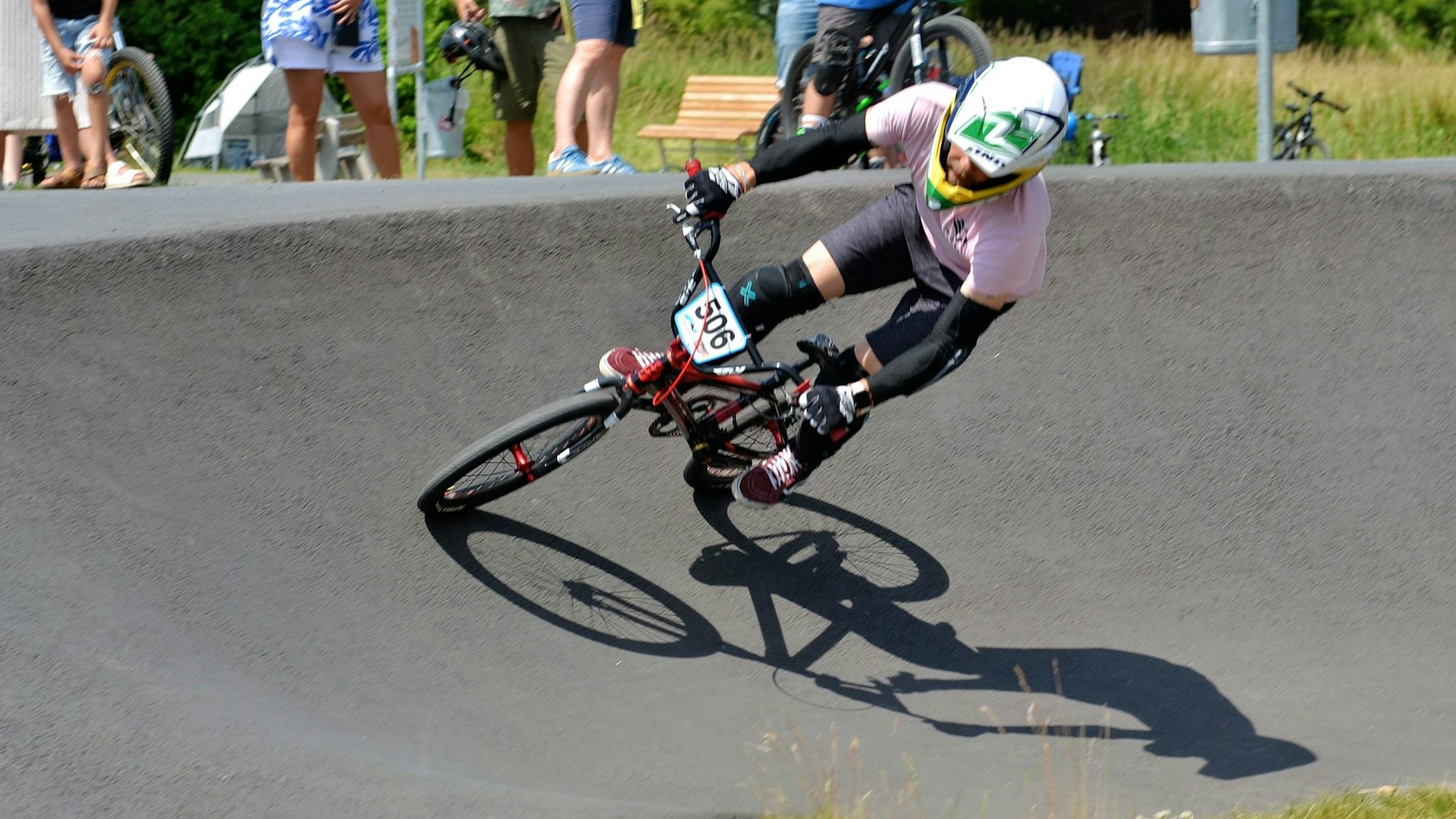 Ein Fahrradfahrer fährt auf dem Pumptrack in Weilerswist.