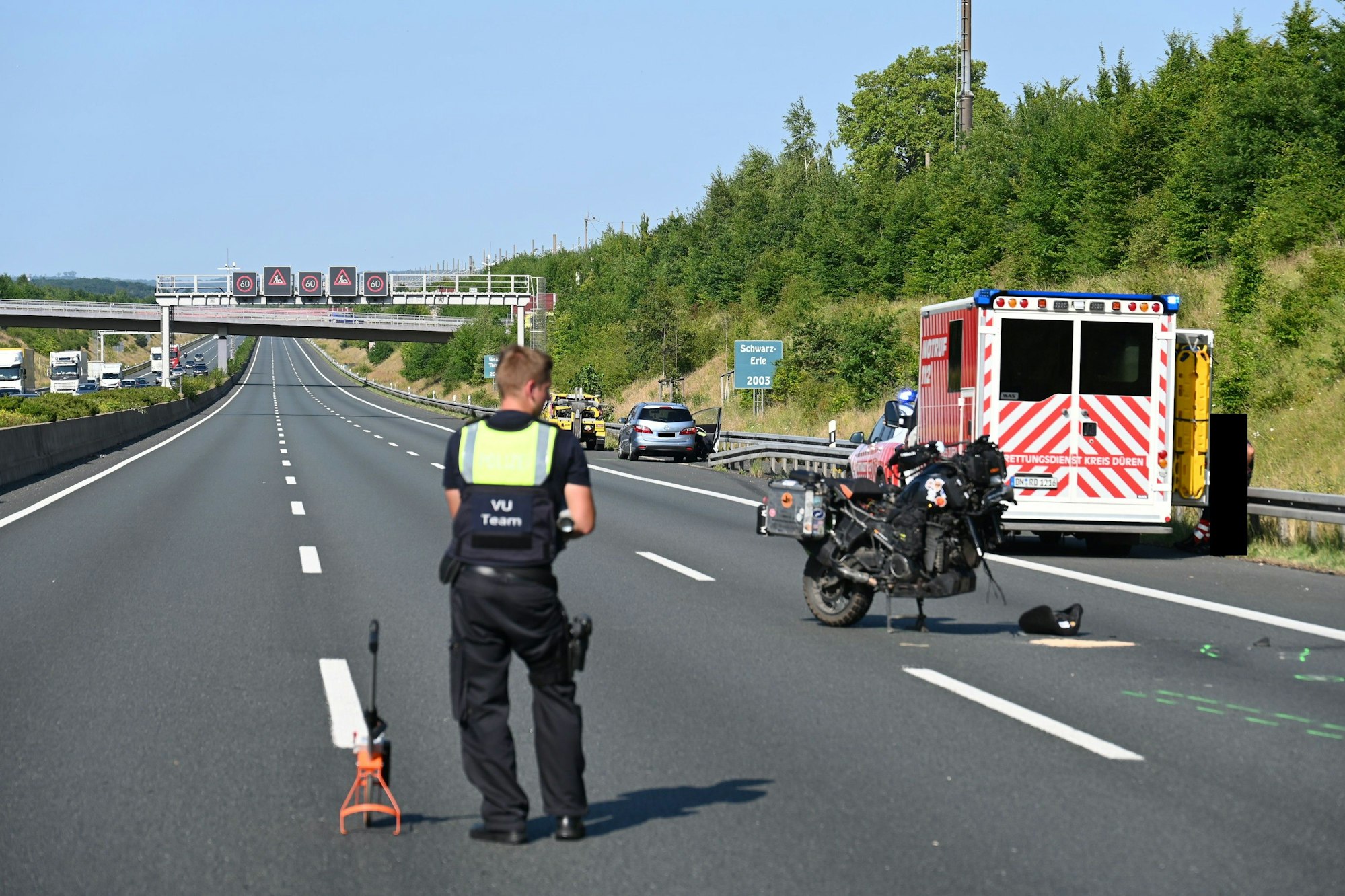 Die Unfallstelle auf der A4 in Kerpen, bei dem ein Motorradfahrer ums Leben gekommen ist.
