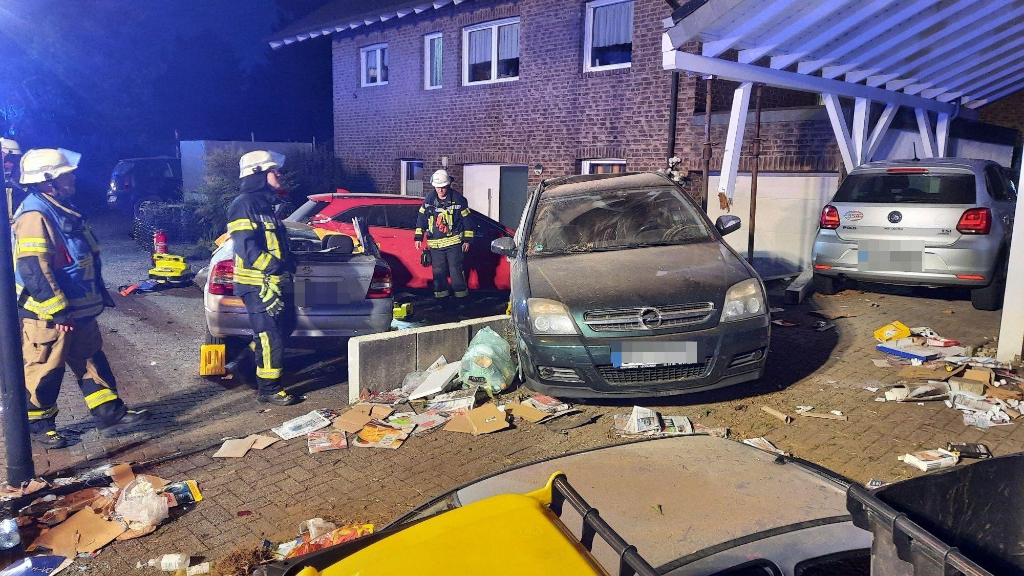 Mehre Autos, zum Teil beschädigt und ein beschädigter Carport.