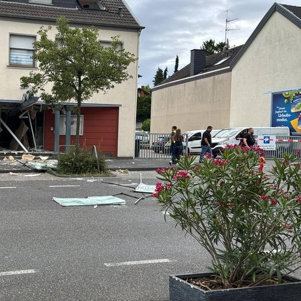 An der Hauptstraße in Quadrath-Ichendorf wurde der Geldautomat der Volksbank gesprengt.