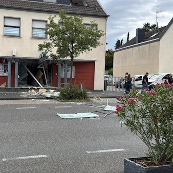 An der Hauptstraße in Quadrath-Ichendorf wurde der Geldautomat der Volksbank gesprengt.