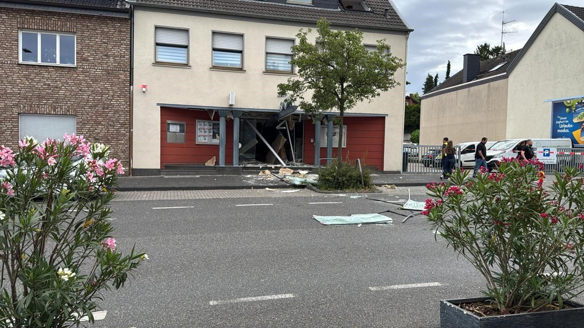 An der Hauptstraße in Quadrath-Ichendorf wurde der Geldautomat der Volksbank gesprengt.