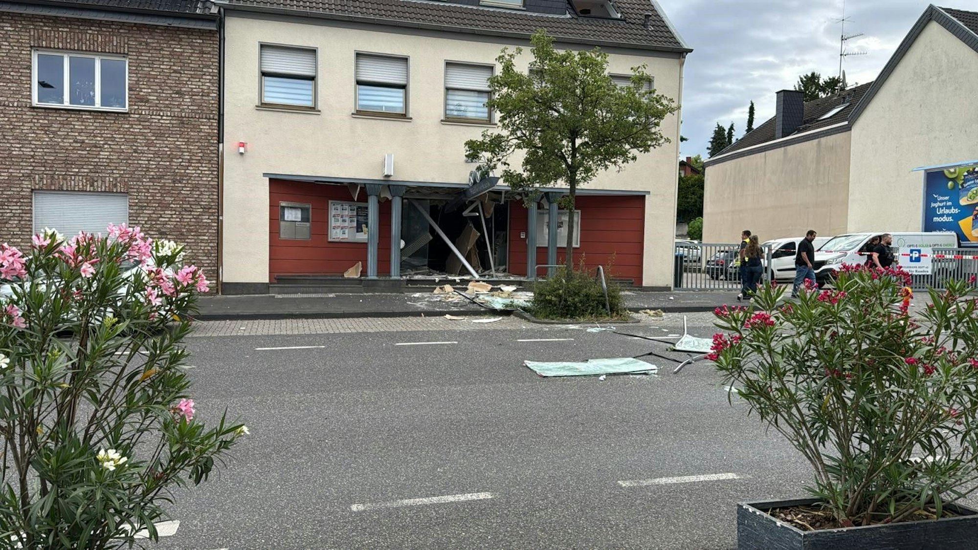 An der Hauptstraße in Quadrath-Ichendorf wurde der Geldautomat der Volksbank gesprengt.