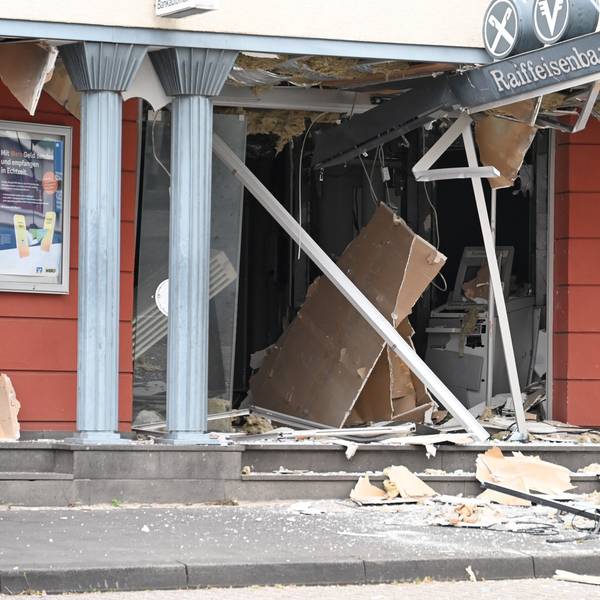 Das Bild zeigt die Filiale der Raiffeisenbank nach der Sprengung.