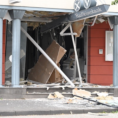 Das Bild zeigt die Filiale der Raiffeisenbank nach der Sprengung.