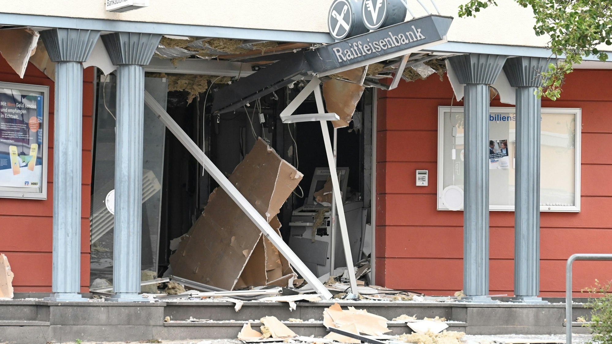 Das Bild zeigt eine nach einer Sprengung verwüstete Bankfiliale.