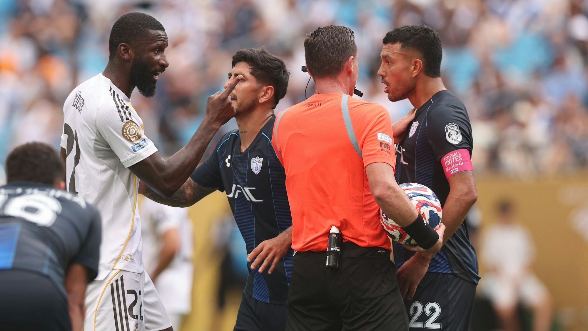 In der Schlussphase ging es zwischen Antonio Rüdiger (l) und Gustavo Cabral (r) hitzig zu.