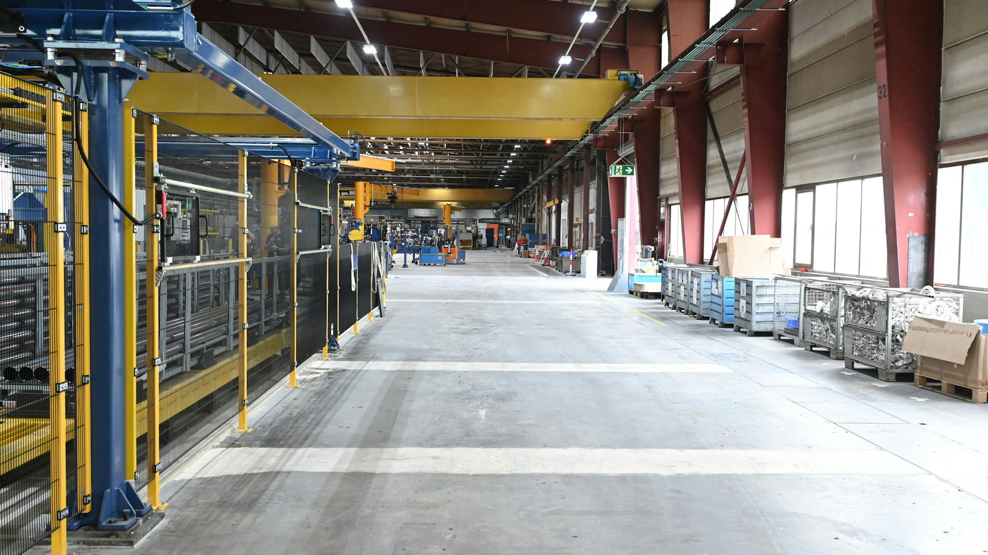 Naben der Laserschweißanlage in Hellenthal ist noch Platz: Hier wird eine Fahrstraße für Lastwagen eingerichtet.