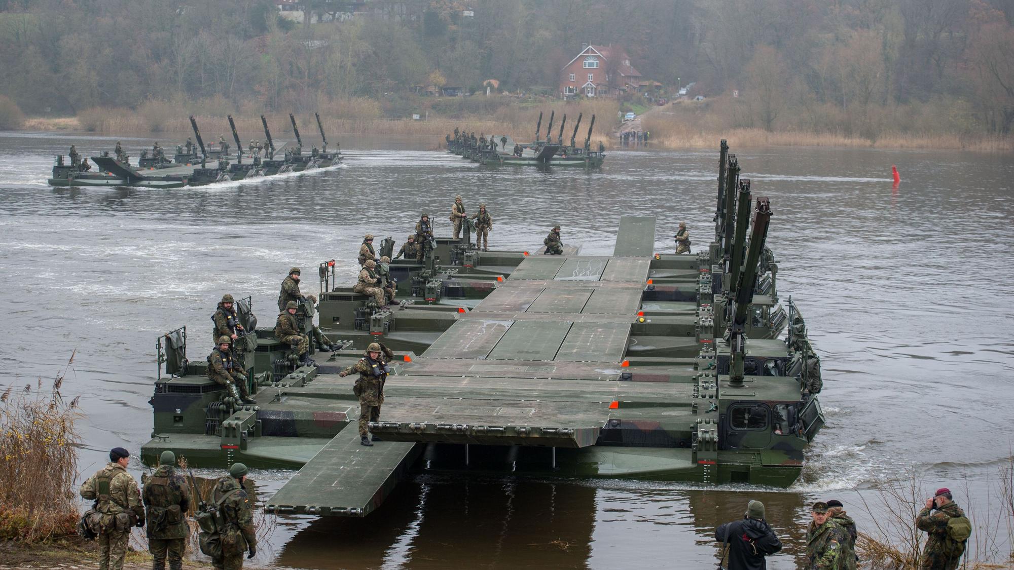 Deutsche und britische Soldaten erstellen mit ihren Schwimmbrückenfahrzeugen Amphibie M3 eine Brücke (Archivfoto).