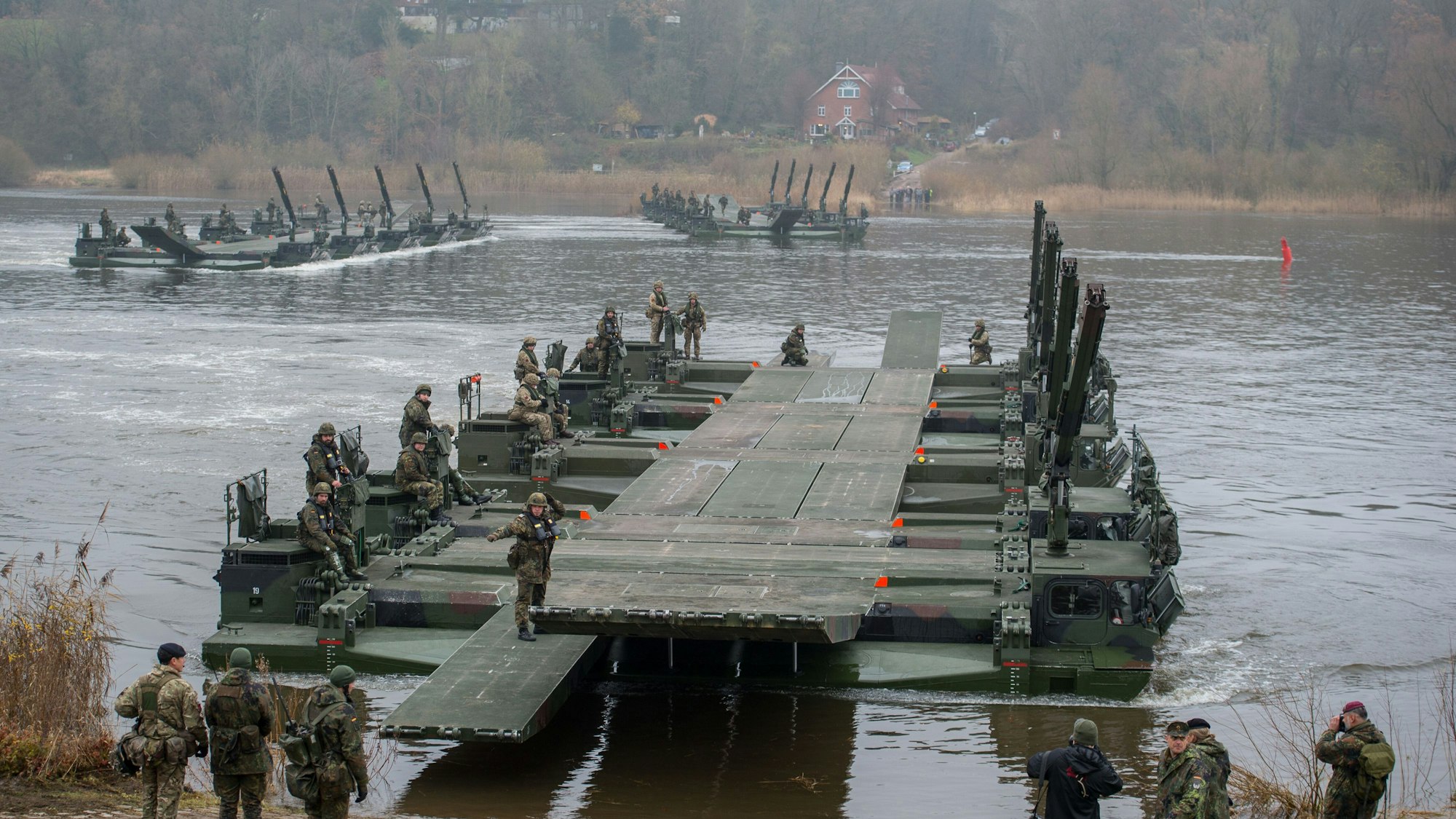 Deutsche und britische Soldaten erstellen mit ihren Schwimmbrückenfahrzeugen Amphibie M3 eine Brücke (Archivfoto).