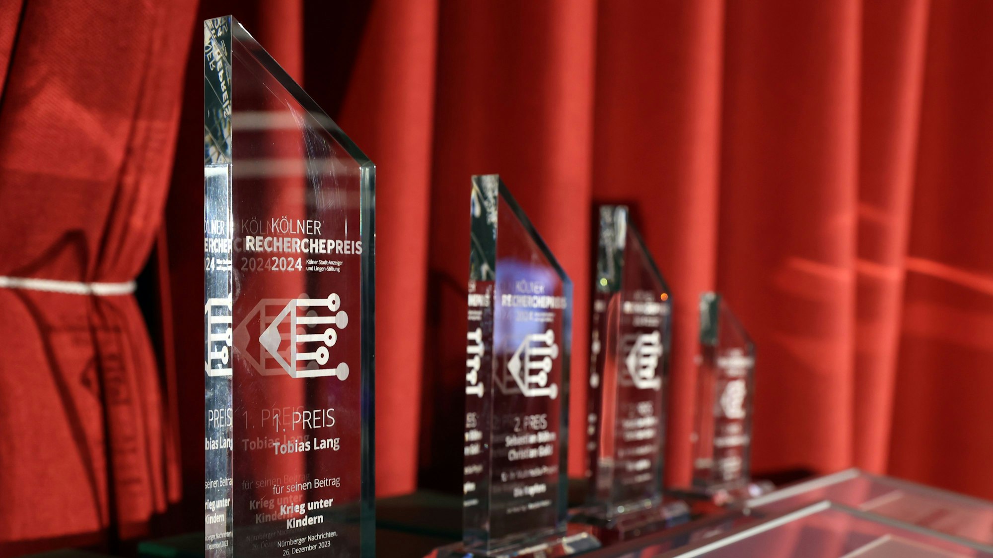 Das Foto zeigt Acrylstatuetten für die Träger des Kölner Recherchepreises 2024