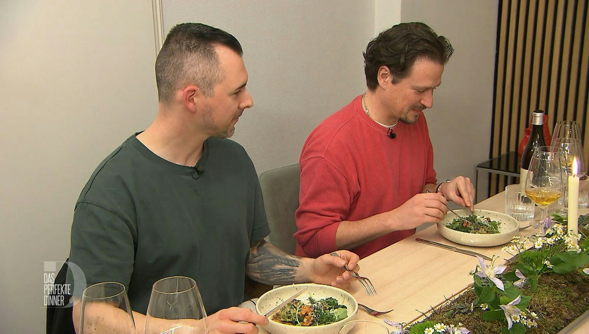 Benni (links) und Mato genießen Spinatknödel mit Misobutter und Wildkräuter-Salat. (Bild: RTL)