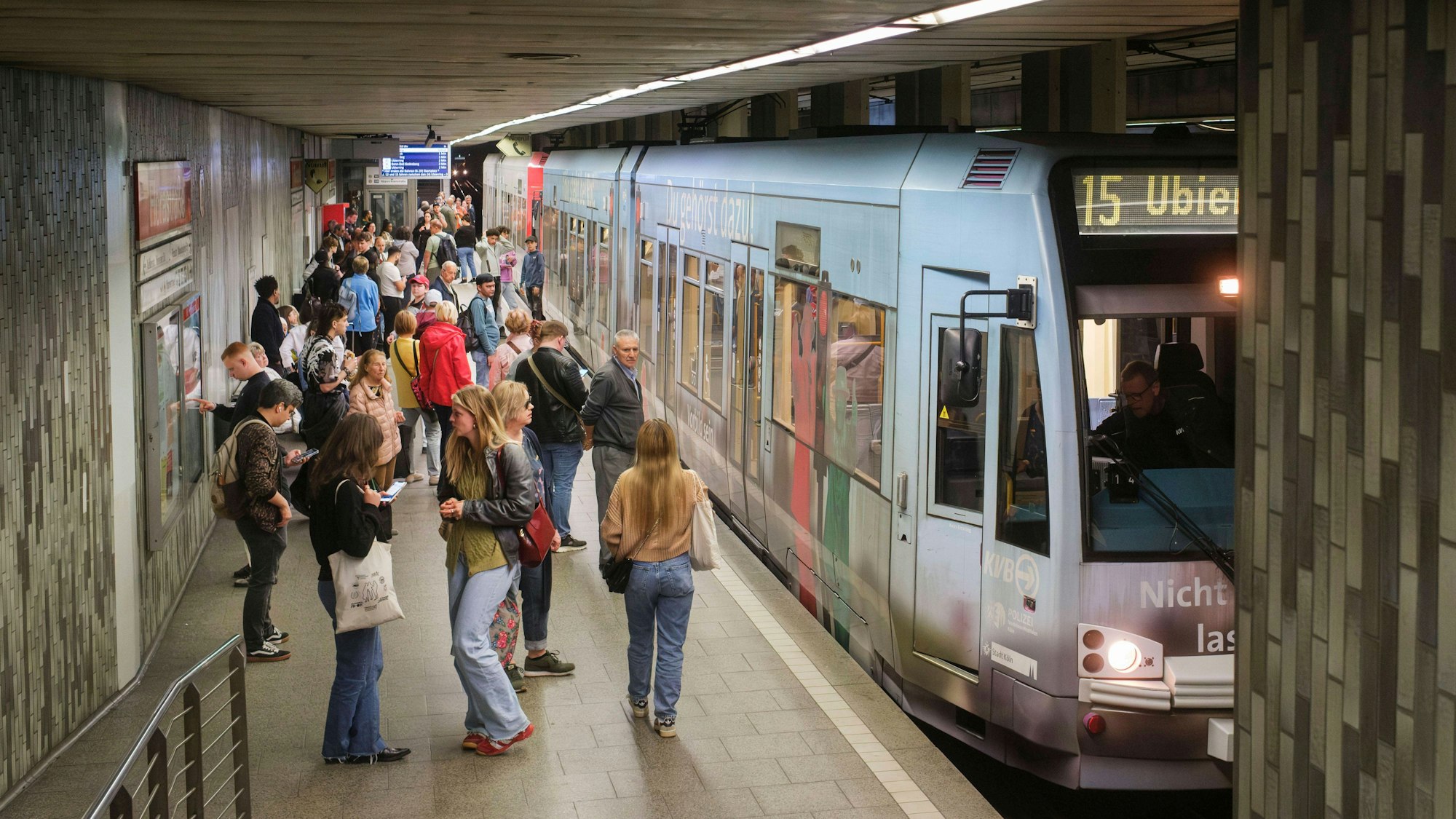 Nach einem medizinischen Notfall an der Florastraße mussten zahlreiche Fahrgäste die Bahn verlassen. (Archivbild)