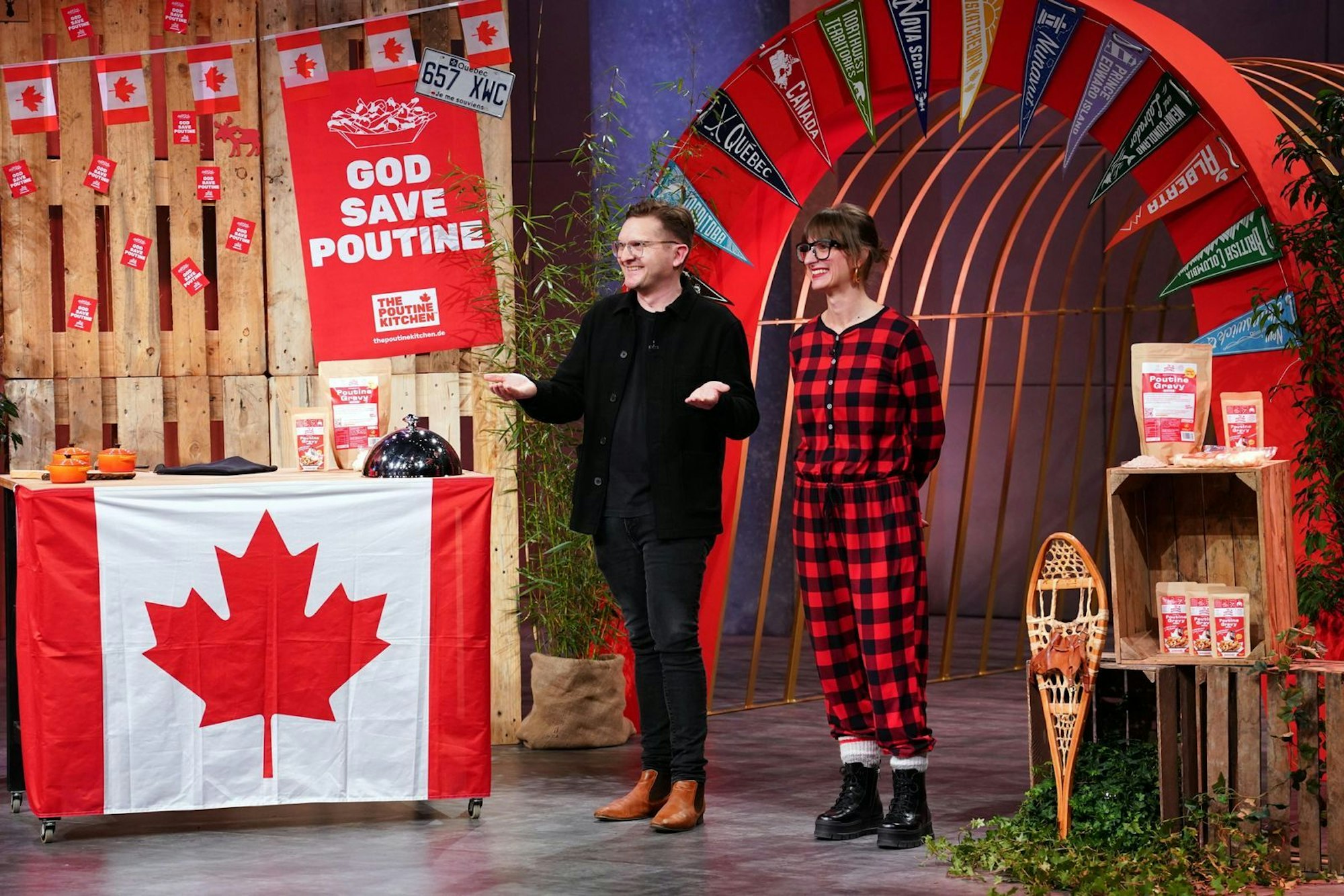 Holger Böckner und Geneviève Pilon lieben Pommes mit Käse und Bratensauce. Bei den Löwen fällt „The Poutine Kitchen“ jedoch komplett durch. (Bild: RTL / Bernd-Michael Maurer)