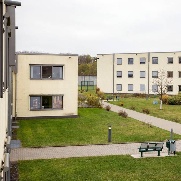 Das Außengelände der LVR Klinik (Forensische Psychiatrie) an der Porzer Ring Straße. Seit Montag (16. Juni) läuft die Suche nach einem 38-Jährigen, der während eines Spaziergangs geflüchtet ist. (Symbolbild)