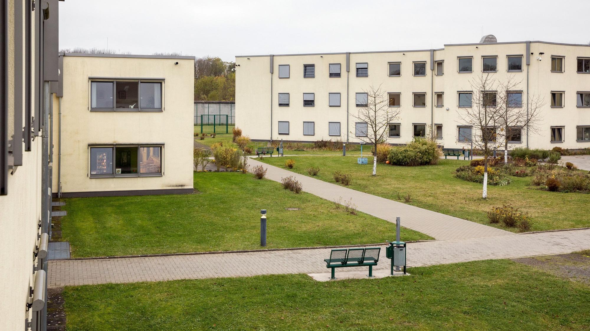 Das Außengelände der LVR Klinik (Forensische Psychiatrie) an der Porzer Ring Straße. Seit Montag (16. Juni) läuft die Suche nach einem 38-Jährigen, der während eines Spaziergangs geflüchtet ist. (Symbolbild)