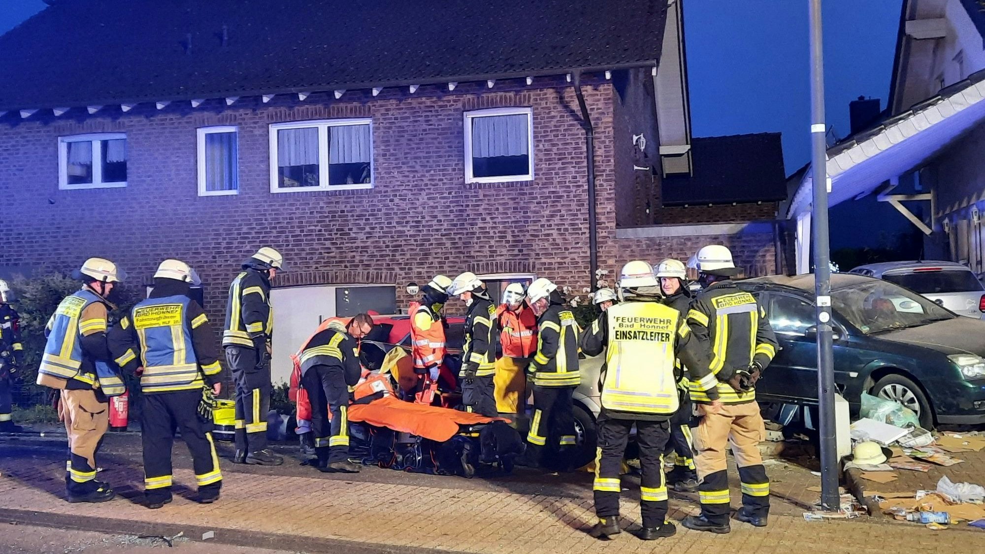 Feuerwehrleute und Sanitäter neben einer Patiententrage.