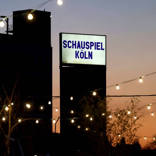 Der abendliche Blick auf ein Schild des Schauspiel Köln im Depot.