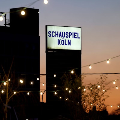 Der abendliche Blick auf ein Schild des Schauspiel Köln im Depot. Themenbild, Symbolbild Köln, 19.03.2025 NRW Deutschland *** The evening view of a Schauspiel Köln sign at Schauspiel Köln in the Depot Themed image, symbolic image Cologne, 19 03 2025 NRW Germany Copyright: xChristophxHardtx