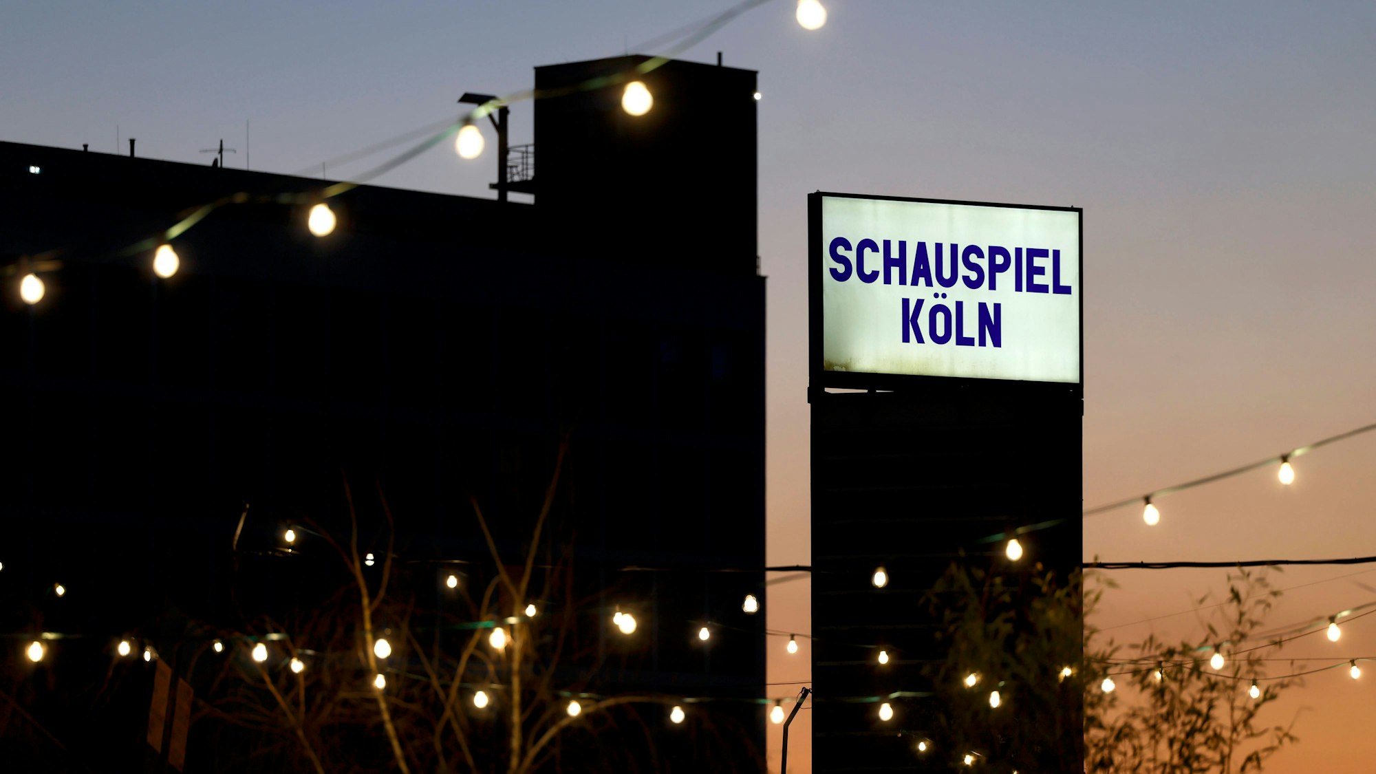 Der abendliche Blick auf ein Schild des Schauspiel Köln im Depot. Themenbild, Symbolbild Köln, 19.03.2025 NRW Deutschland *** The evening view of a Schauspiel Köln sign at Schauspiel Köln in the Depot Themed image, symbolic image Cologne, 19 03 2025 NRW Germany Copyright: xChristophxHardtx