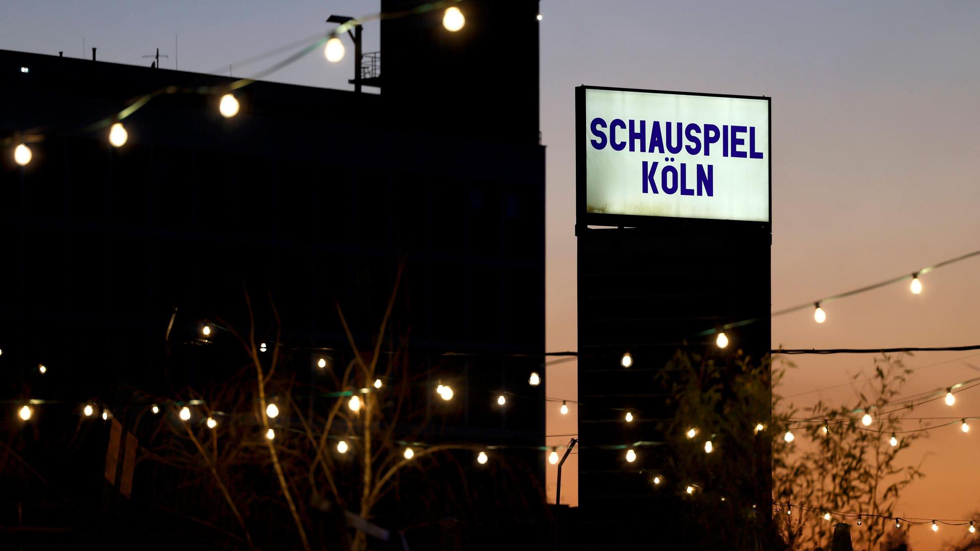 Der abendliche Blick auf ein Schild des Schauspiel Köln.