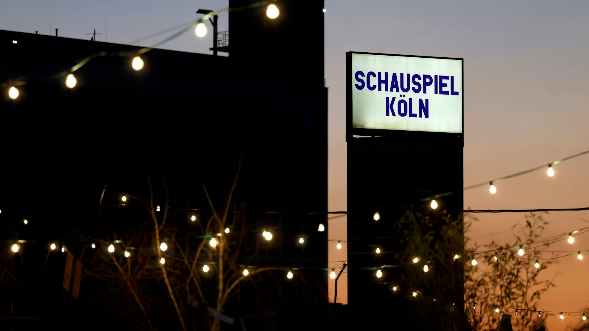 Der abendliche Blick auf ein Schild des Schauspiel Köln im Depot.