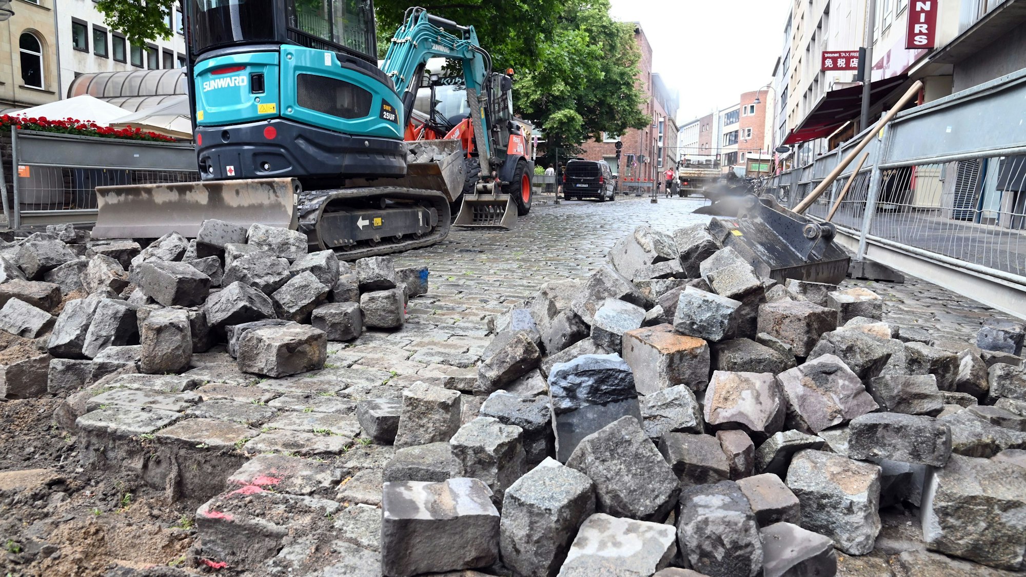 23.06.2025 Köln. Die frühere Kölner Dombaumeisterin Barbara Schock-Werner äußerst sich zu Pflasterarbeiten, die auf der Straße Burgmauer stattfinden. Foto: Alexander Schwaiger