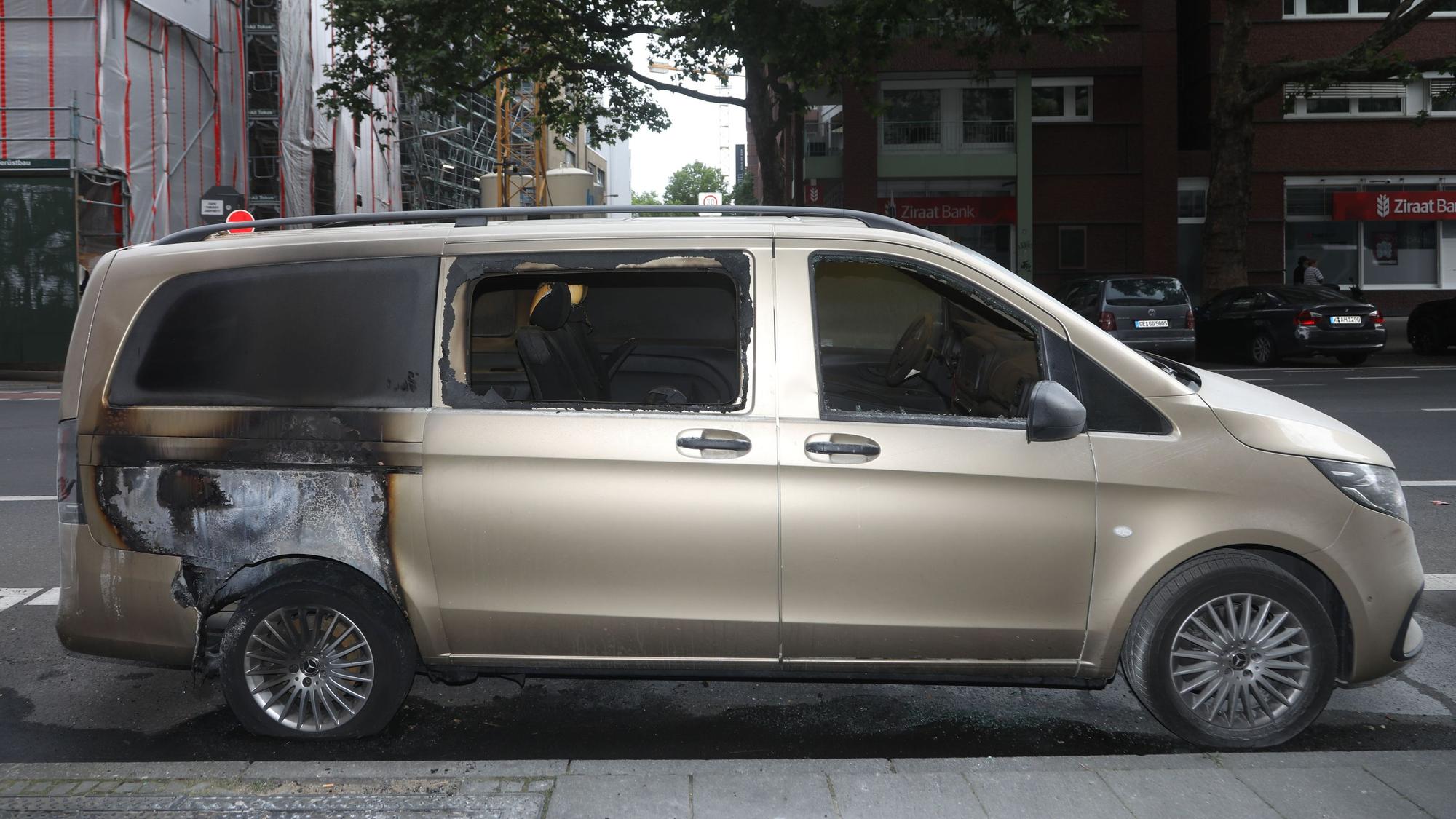 23.06.2025, Köln: Zwei Vans brannten in der Nacht zum Montag in der Innenstadt fast vollständig aus. Ein Van einer Sicherheitsfirma, die sich auf Personenschutz spezialisiert hat, stand am Eingang des Hotel Excelsior. Der zweite Van von einer Autovermietung in Höhe des Seiteneingangs der Deutschen Bank An den Dominikanern. Die Brände waren beide gegen 3.10 Uhr gemeldet worden. Foto: Arton Krasniqi
