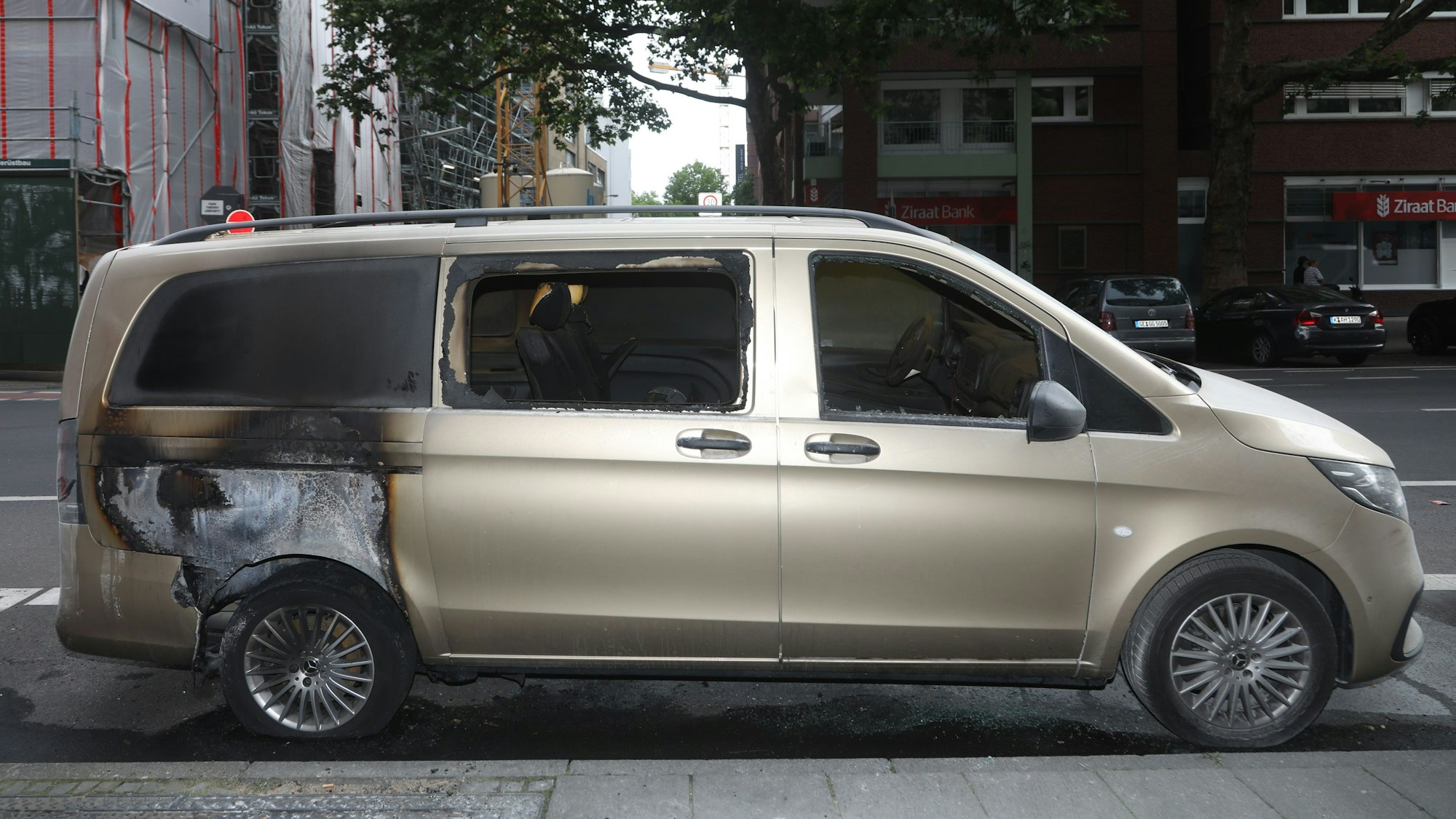 23.06.2025, Köln: Zwei Vans brannten in der Nacht zum Montag in der Innenstadt fast vollständig aus. Ein Van einer Sicherheitsfirma, die sich auf Personenschutz spezialisiert hat, stand am Eingang des Hotel Excelsior. Der zweite Van von einer Autovermietung in Höhe des Seiteneingangs der Deutschen Bank An den Dominikanern. Die Brände waren beide gegen 3.10 Uhr gemeldet worden. Foto: Arton Krasniqi