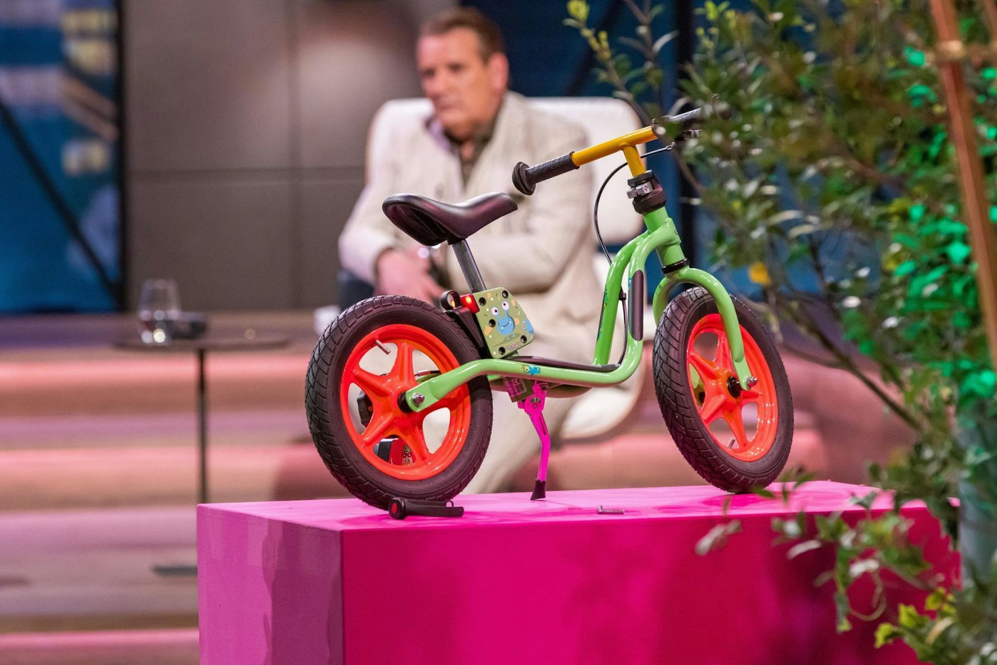 Die Idee zu „mySTOPY“, einem fernsteuerbaren Bremsassistenten für Kinderlaufräder, findet Ralf Dümmel gut. Den Deal eher nicht. (Bild: RTL / Bernd-Michael Maurer)