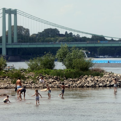 02.04.2025, Köln: Das sommerliche Wetter lockt die Kölnerin und Kölner an den Rhein am Ufer in Rodenkirchen. Die Gefahr: die Strömung und die Tiefe des Flusses. Foto: Arton Krasniqi