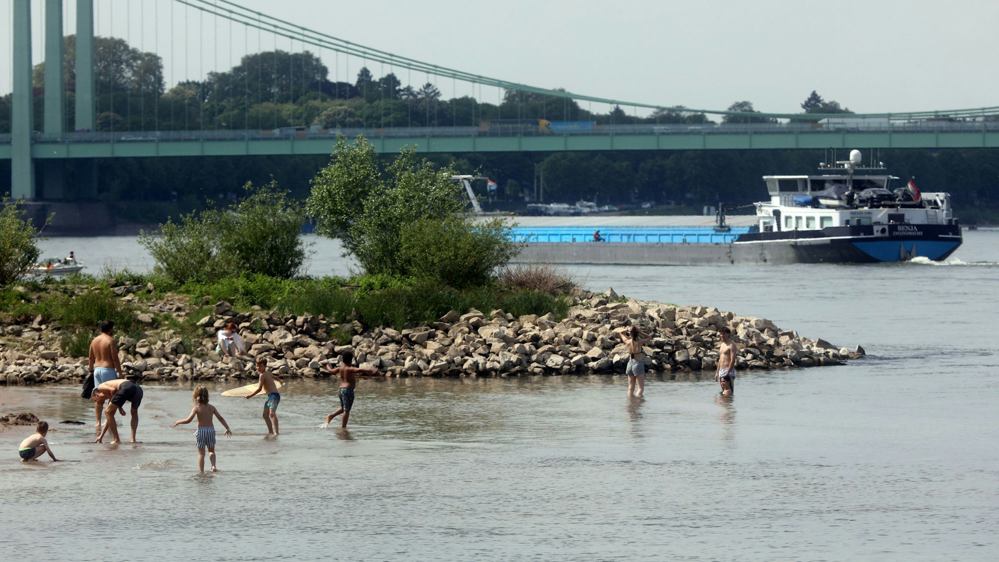 Das sommerliche Wetter lockte die Kölnerin und Kölner bereits im April 2025 an den Rhein am Ufer in Rodenkirchen. Die Gefahr: die Strömung und die Tiefe des Flusses.