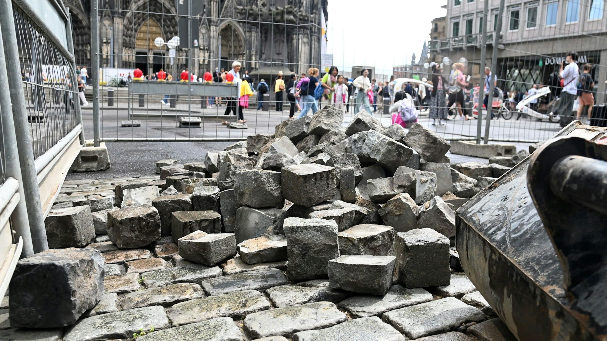 Die marode Pflasterung an der Kölner Burgmauer wird saniert.