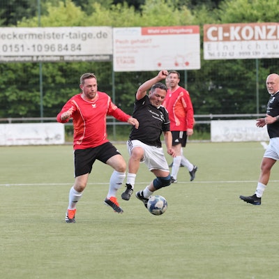 Zweikampf um den Ball.