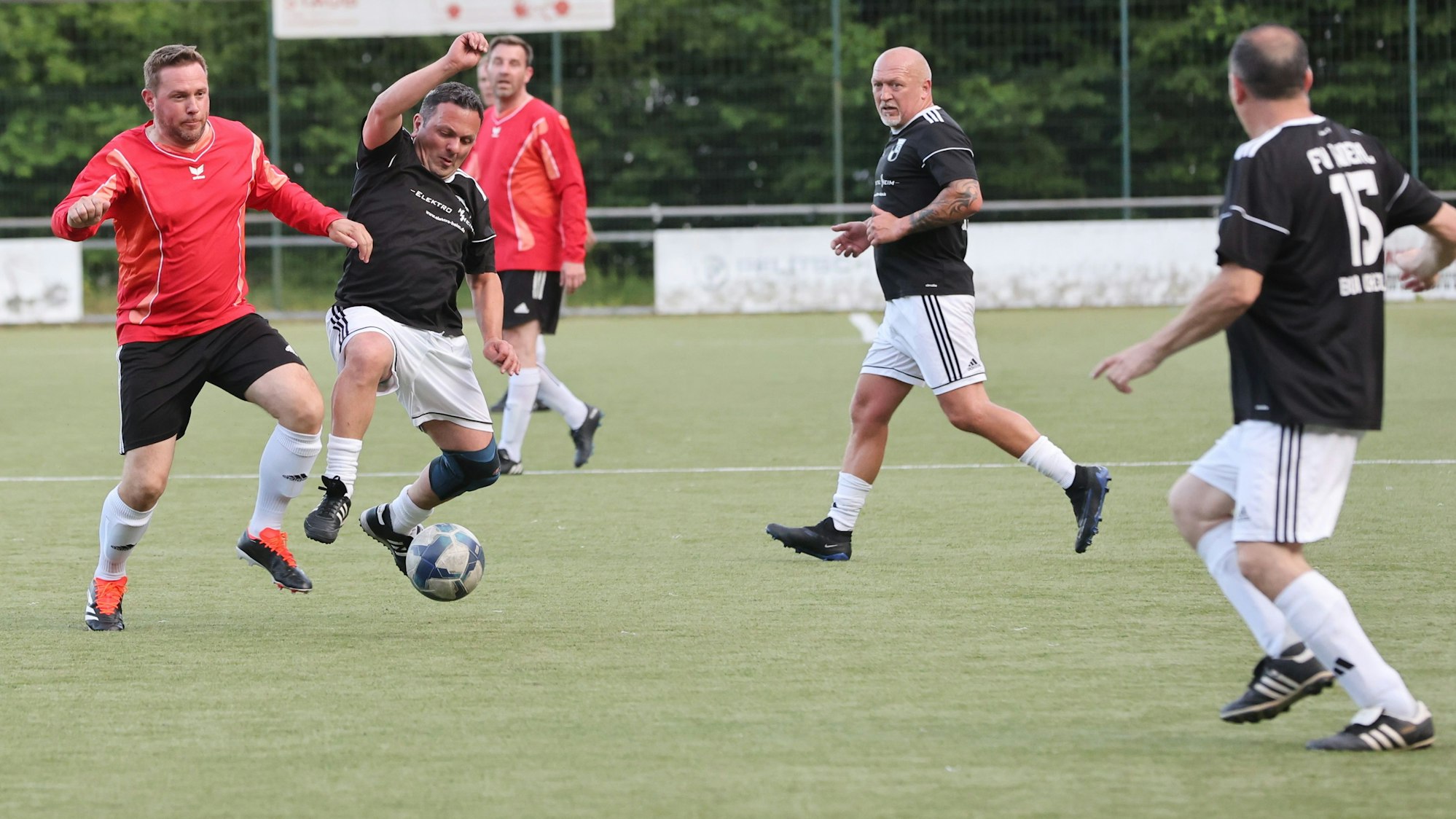 Zweikampf um den Ball.