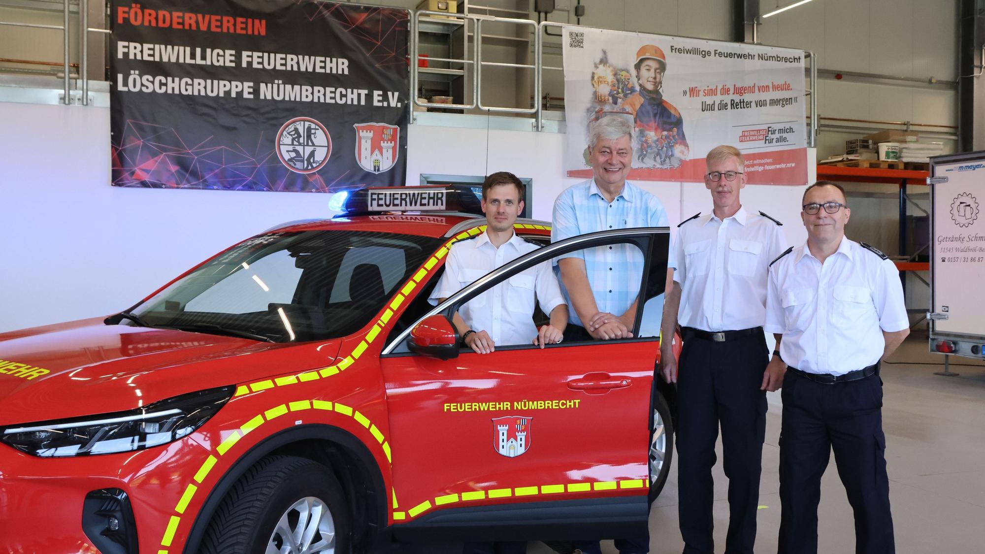 Zur neuen Wache gab's ein neues Fahrzeug dazu: Den neuen Wagen für die Führungsebene überreichte Bürgermeister Hilko Redenius (Zweiter von links) an Nils Neumann (von links, Sascha Polke und Michael Schlößer.